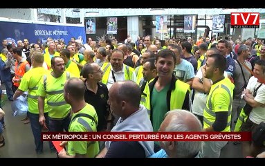 Bordeaux : les éboueurs grévistes perturbent le conseil de la métropole