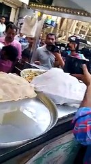 Kia lamhaat thy jab Amjad Sabri sb khud Dahi Bare(chaat) sold for Donation.