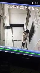 Un homme se rend compte qu’il a oublié quelque chose au distributeur de banque !