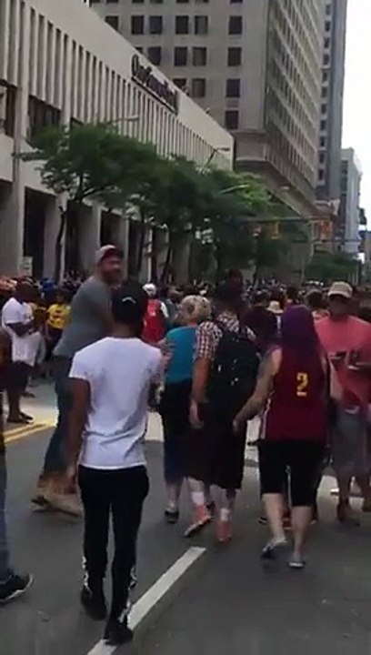 Un supporter des Cavaliers de Cleveland est tellement heureux qu’il mange de la merde de cheval