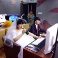 Deux Chinois célèbrent leur mariage dans un cybercafé