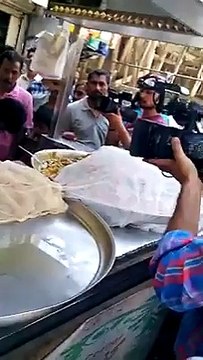 Amjad Sabri Selling Channa Chaat for a noble cause