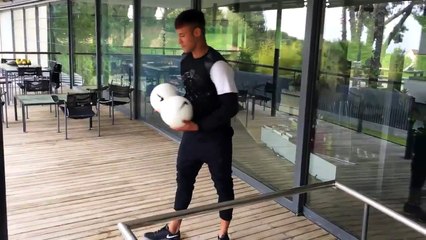 Neymar super-précis avec deux ballons