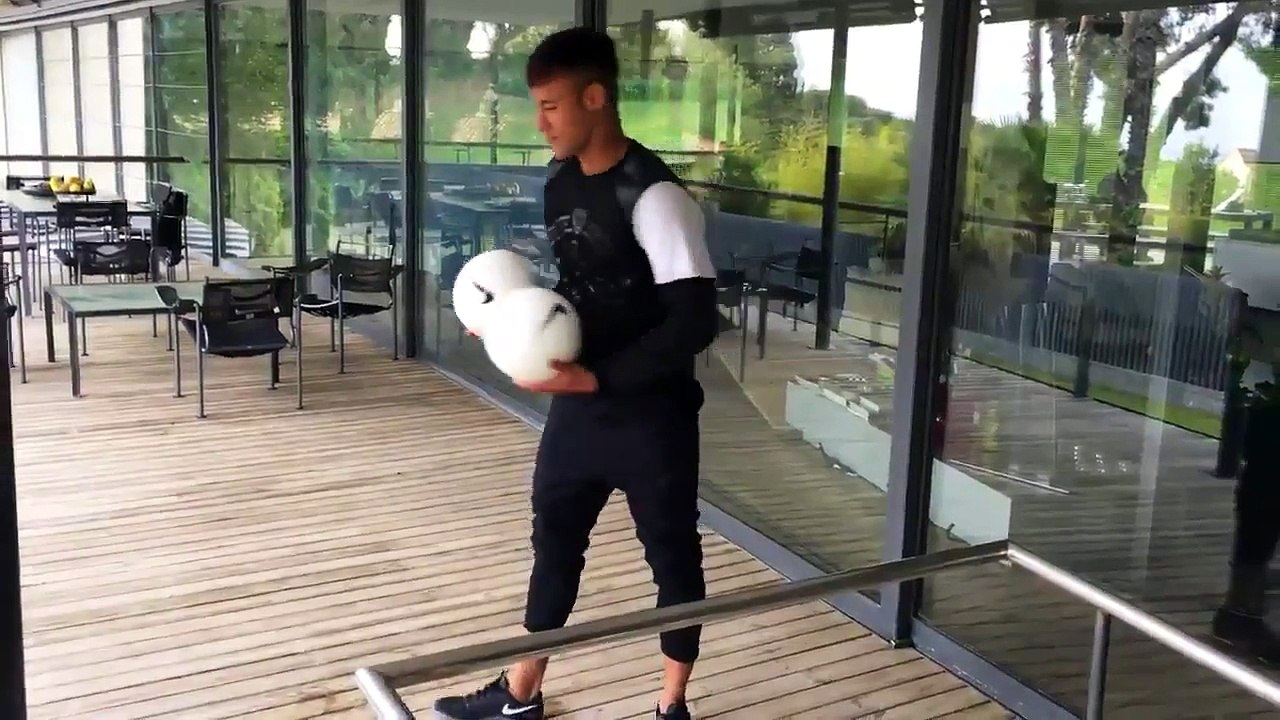 Neymar super-précis avec deux ballons