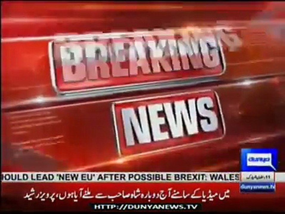 Pervaiz Rasheed again touches feet of Khursheed Shah, Report by Shakir Solangi, Dunya News.