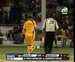 Amjad Sabri bowling to Shahid Afridi and Saleem Yousuf - Memorable moments!