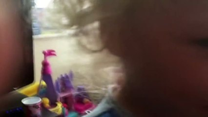 DOĞMAMIŞ KARDEŞİNE SARILAN UFAKLIĞIN DUYGUSAL ANLARI