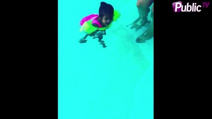 La petite Royalty fait trempette sous le regard bienveillant de son papa !