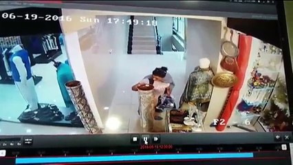 Laila Zubairy shop Women Theft CCTV Video