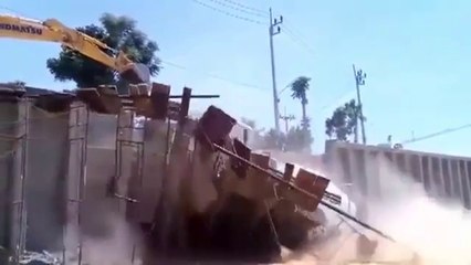 Télécharger la video: Un camion plein de béton détruit un chantier. Fail couteux!!!