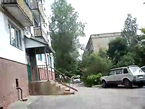 Мужик возле дома