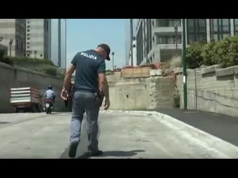 Video Napoli - Rapina con sparatoria al Centro Direzionale, ferito un uomo (24.06.16)