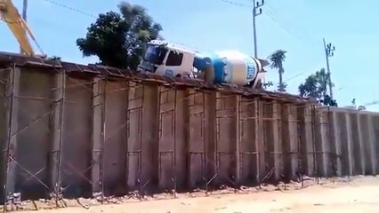 un ouvrier provoque un accident avec un camion