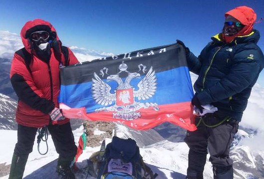 Флаг ДНР на вершине Эльбруса
