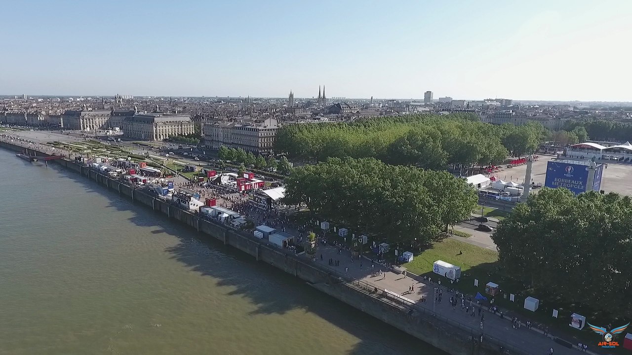 Vol au dessus des quais de Bordeaux
