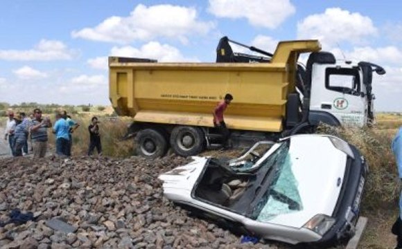 Taş Yüklü Kamyon, Aracın Üzerine Devrildi: 6 Yaralı