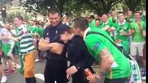 Quand une centaine de supporters Irlandais se mettent à draguer une policière francaise