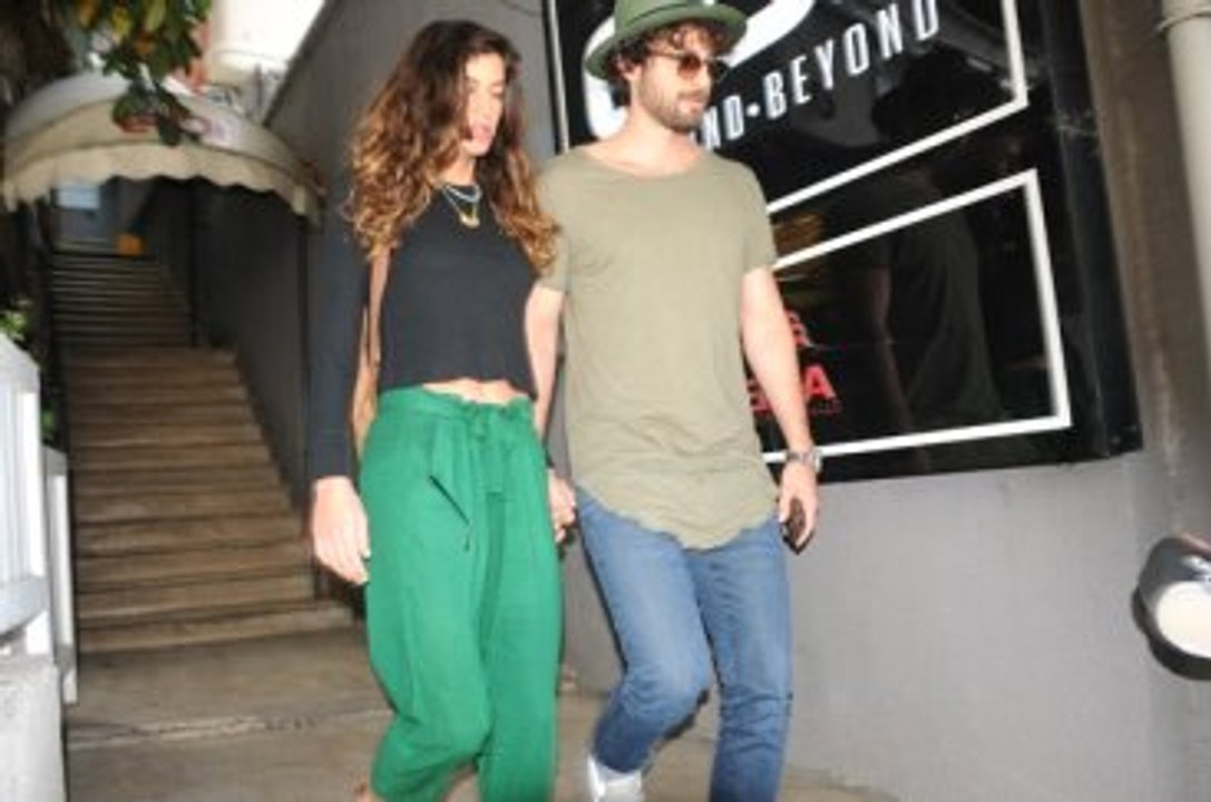 Birkan Sokullu Sevgilisiyle Tavla Oynadı