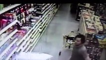 Une maman sauve sa fille d'un kidnapping devant les caméras de surveillance d'un magasin... Choc !