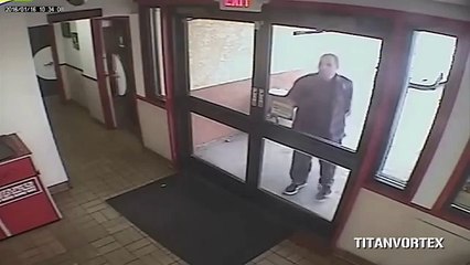 Женщина борется с кармаником