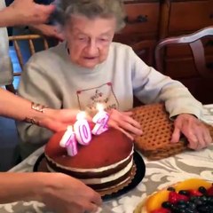 Бабуля сдула свой торт на 102 летие))