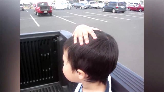 Ce gamin a une réaction énorme en voyant des avions faire du rase motte