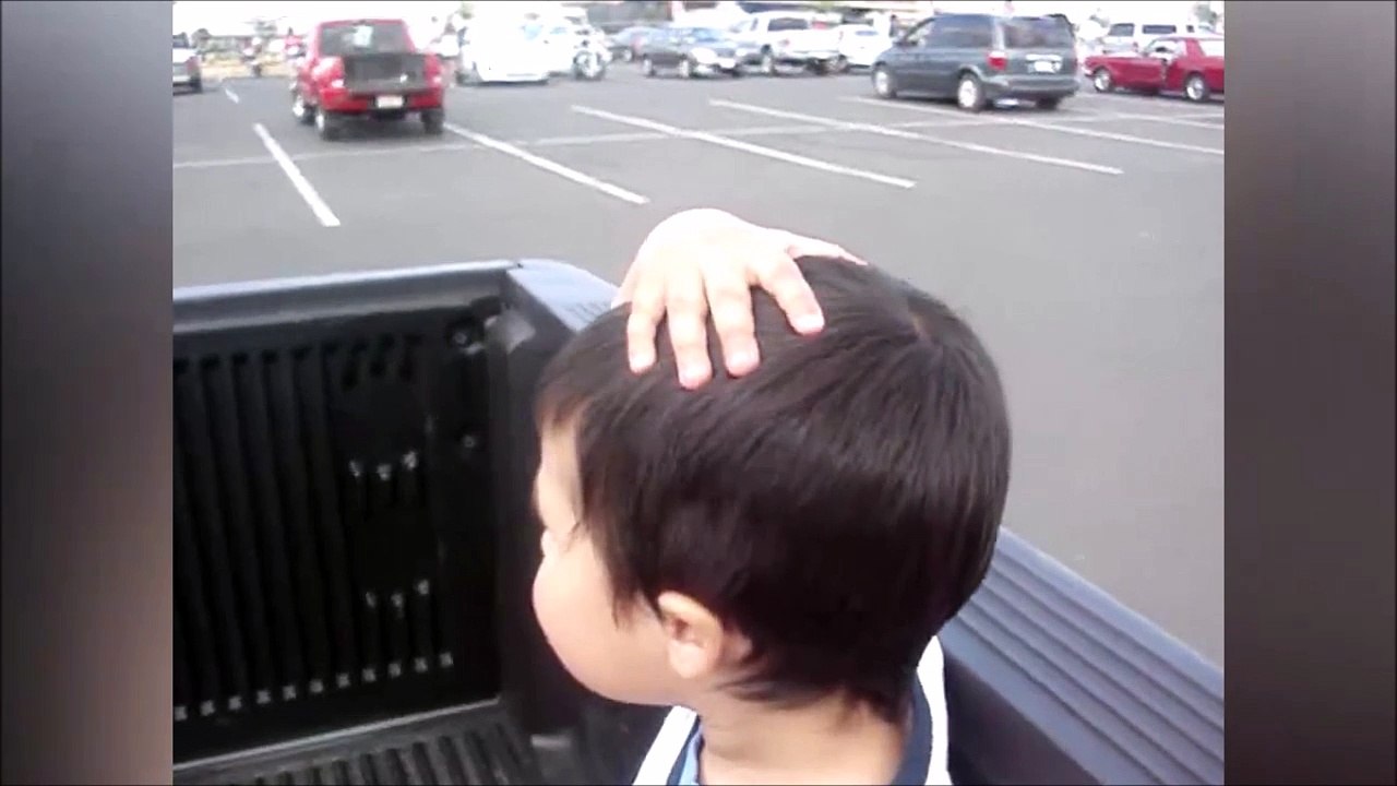 Ce gamin a une réaction énorme en voyant des avions faire du rase motte