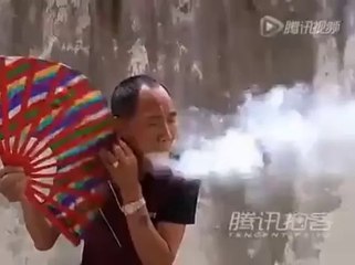 Ce maitre kung-fu enflamme de la sciure avec sa bouche