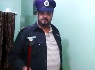 The Legend Amjad Sabri in lighter mood wearing Pakistan Police dress & Sings Yeh Andha kanoon hai