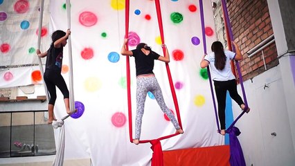 Niñas de 8 a 10 años en clases de acrobacia aérea en Semillas