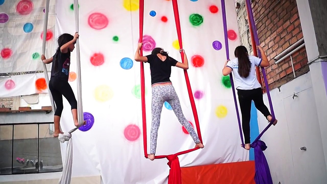 Niñas de 8 a 10 años en clases de acrobacia aérea en Semillas
