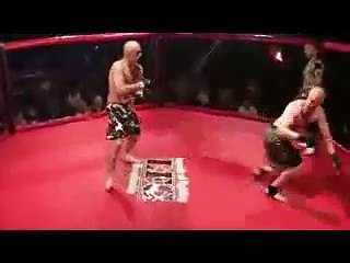 Жуткий бой. Женщинам и до 18 не смотреть.flv