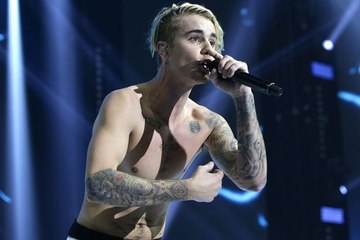 Justin Bieber Loses His Pants On Stage