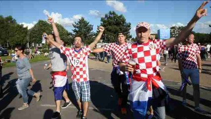 Aficionados animan el incio del Croacia-Portugal