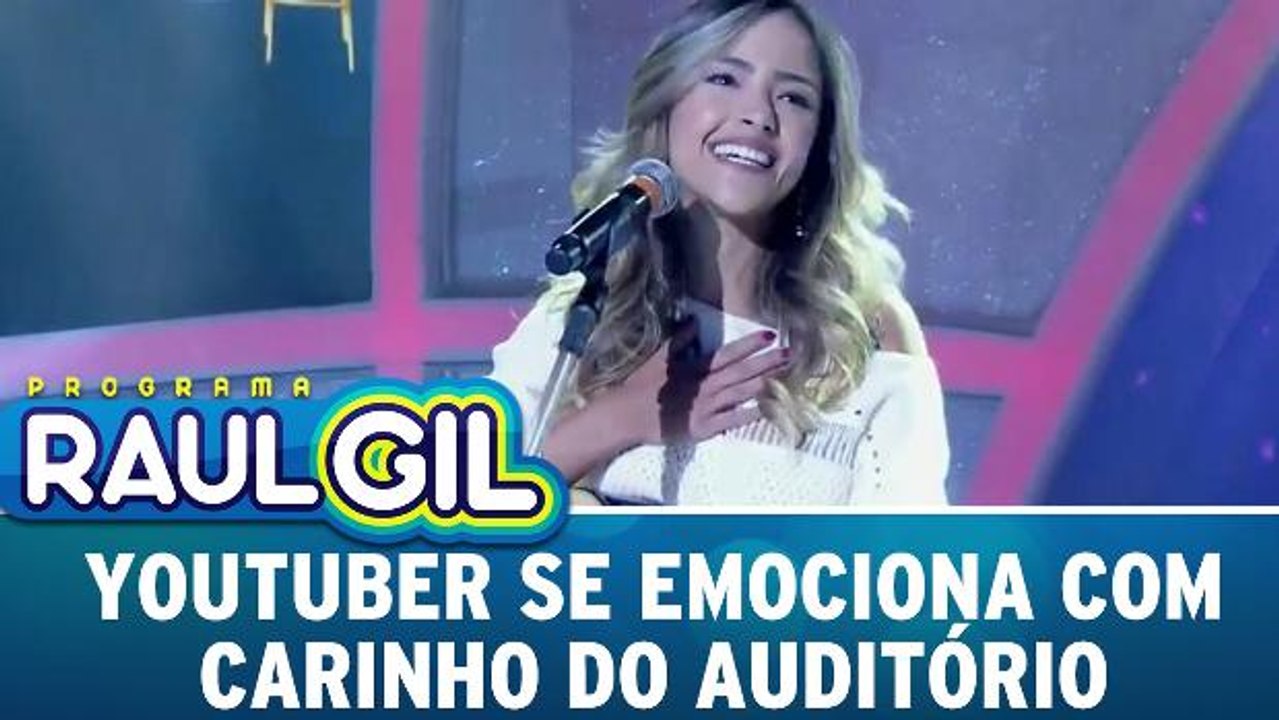 Youtuber se emociona com carinho do auditório