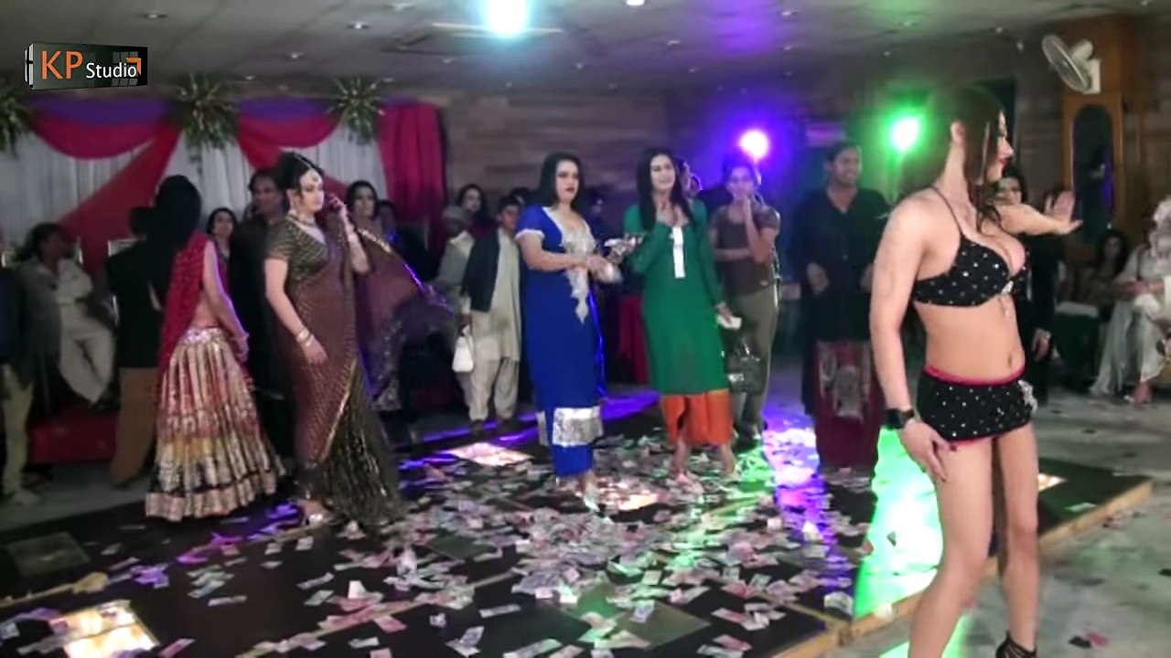 LUCKY LEONE PERFORMING DESI LOOK @ PRIVATE MUJRA PARTY 2016