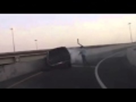 شرطي شجاع ينقذ رجلاً من سيارته المحترقة