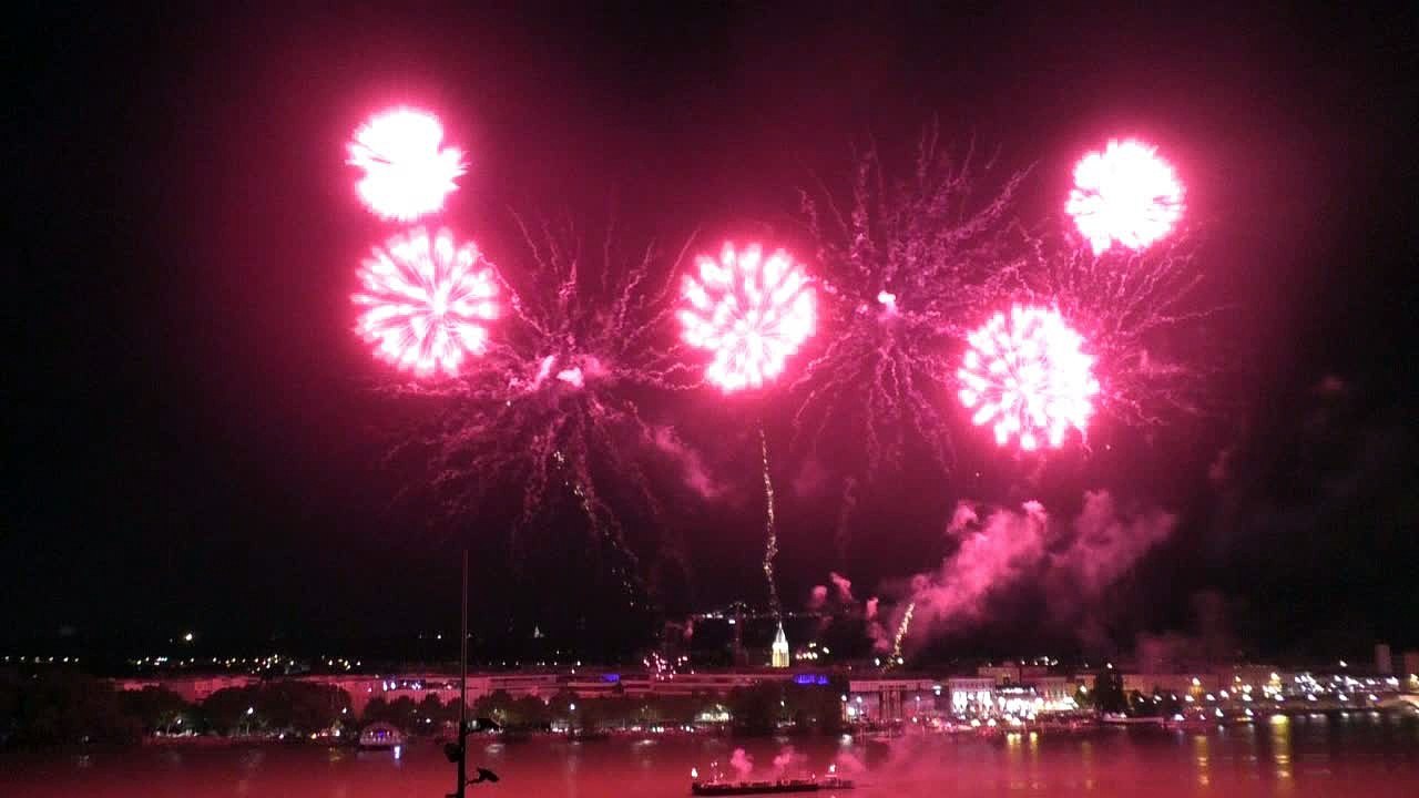 Feu d'artifice n°3 à Bordeaux fête le vin