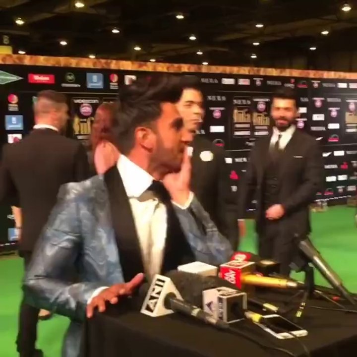 Ranveer doing mimicry of girls over Fawad Khan