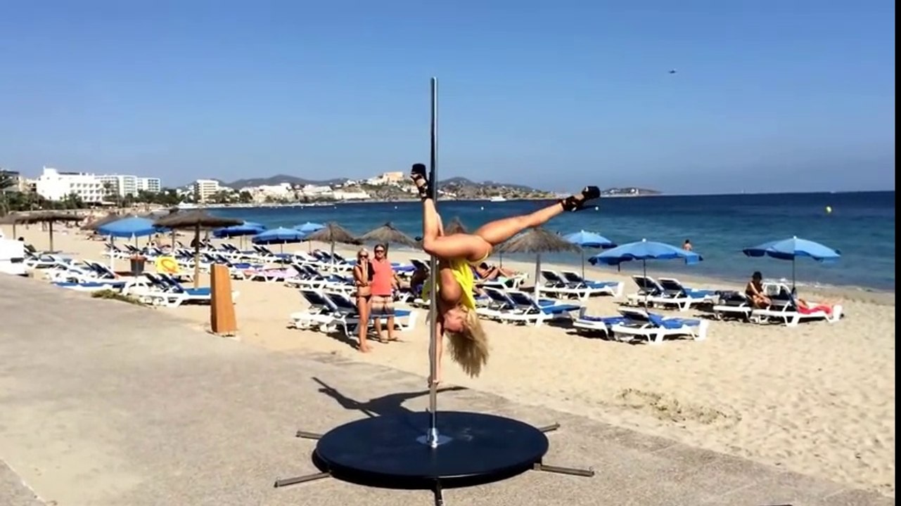 Une Belle Femme snous offre un spectacle de danse Trop Cute