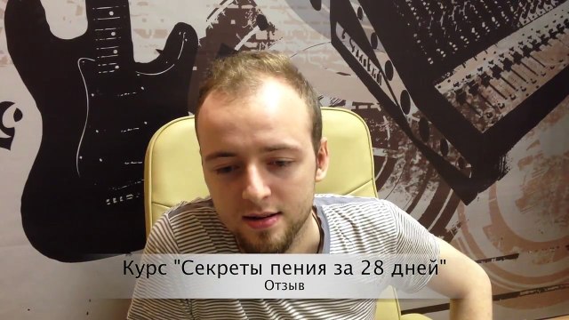 секрет вокала. книги вокальное мастерство. секреты голоса. девушка поет в студии звукозаписи. секреты пения.