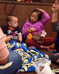 Santainya Rafathar Malik Ahmad Maen Game Sambil Makan di Suapin Mama Nagita Slavina