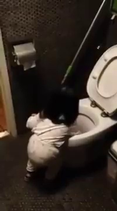 Quand ta fille t'apporte un verre d'eau... Qui vient des chiottes! Fail