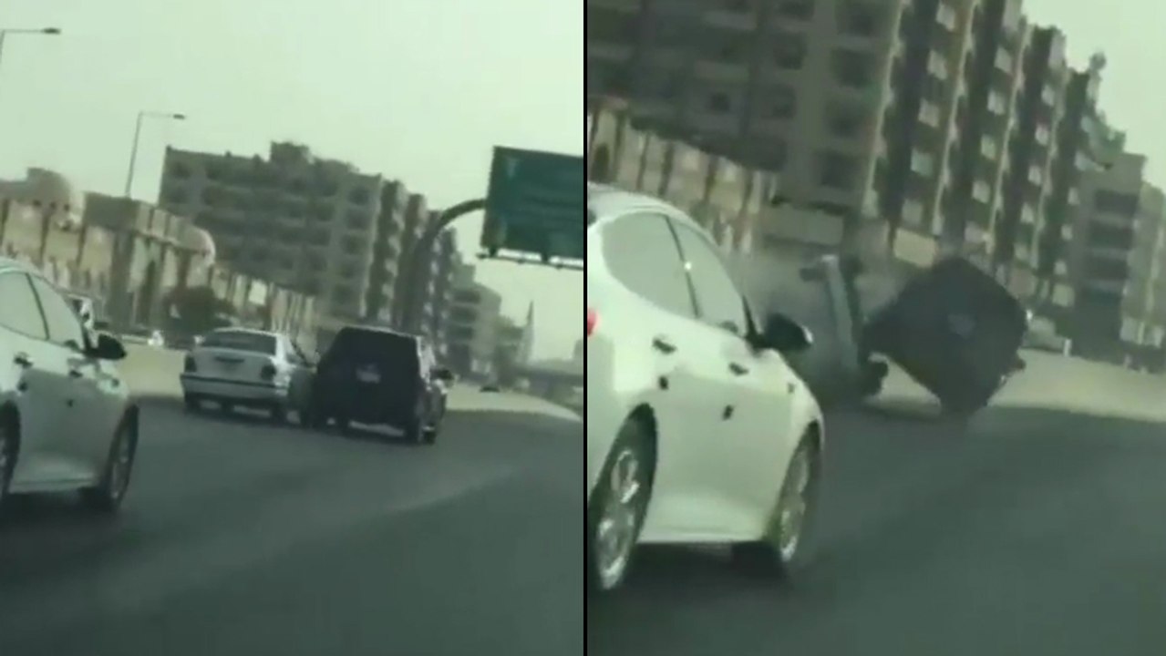 Deux idiots se battent en voiture..