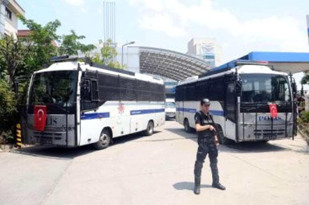 Bağcılar'da Şüpheli Otobüs Polisi Alarma Geçirdi