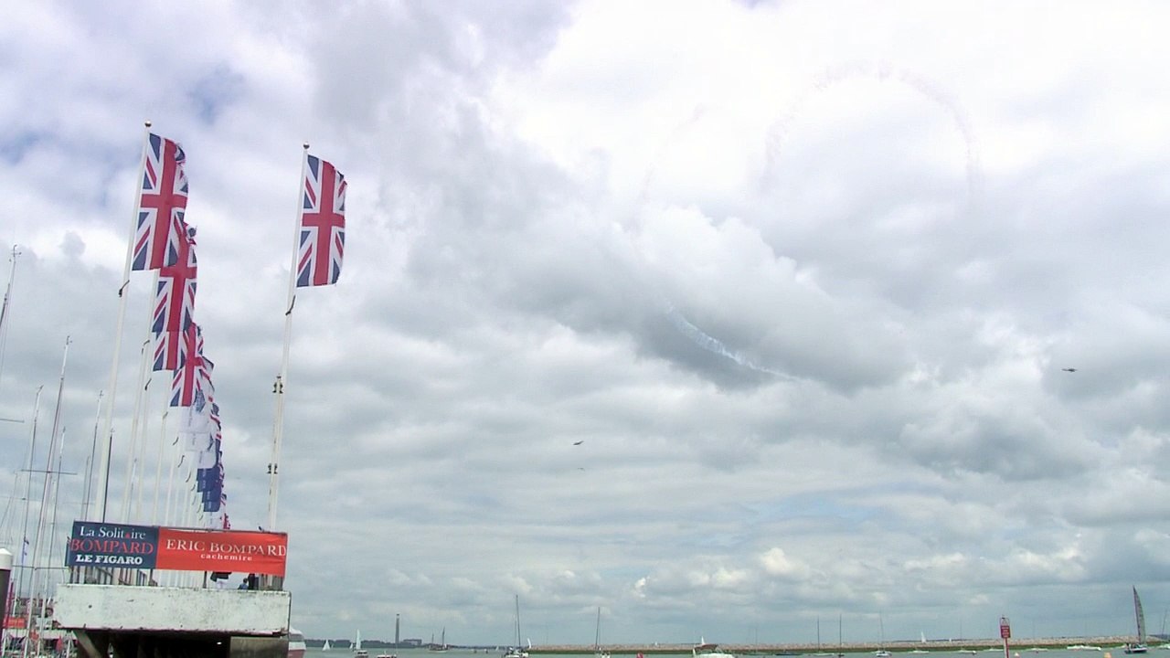 Solitaire Bompard Le Figaro - Acrobaties aériennes à Cowes
