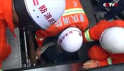 Un réparateur se fait avaler par un escalator