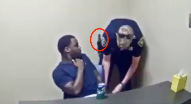 Un homme suspecté de meurtre essaie de voler l'arme d'un policier !