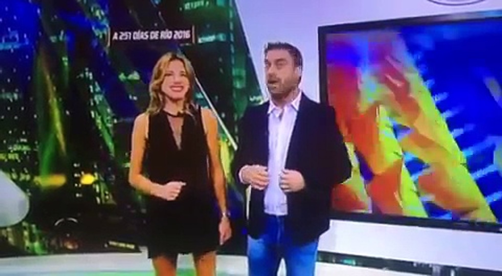 Fox News Reporter Suffers Unfortunate Wardrobe Malfunction Live On