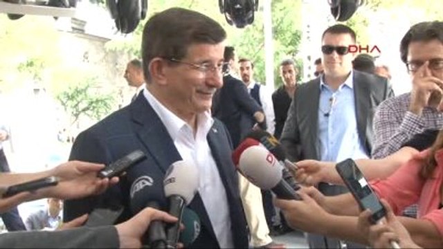 Ahmet Davutoğlu Beyazıt'ta Kitabını İmzaladı